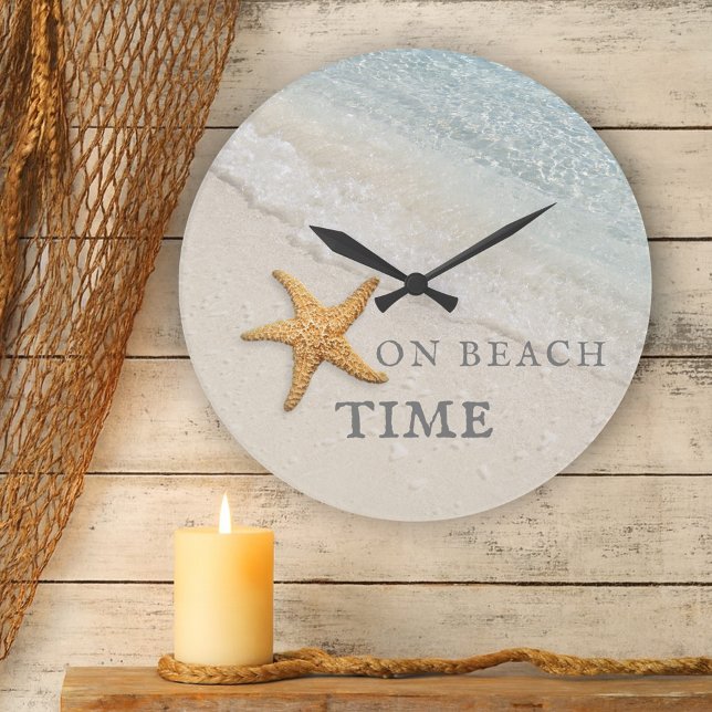 Starfish Waves Beach House Runde Wanduhr (Elegant clock featuring a starfish on the beach in soft pastel. Beautiful for a coastal home)