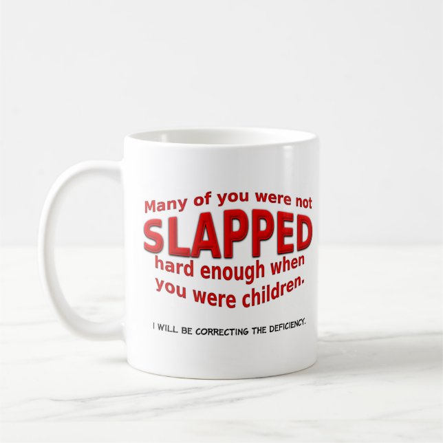 Stark geschlagen genügender lustigen Tasse (Links)