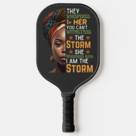 Starke Frau flüstert zurück, ich bin der Sturm Pickleball Schläger