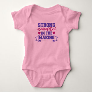 Starke Frau im Baby-Bodysuit - Macht Baby Strampler