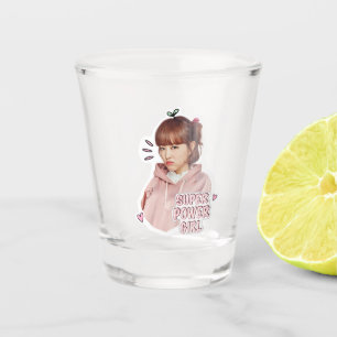 Starke Frau spielt bald Schnapsglas