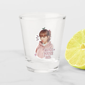 Starke Frau spielt bald Schnapsglas