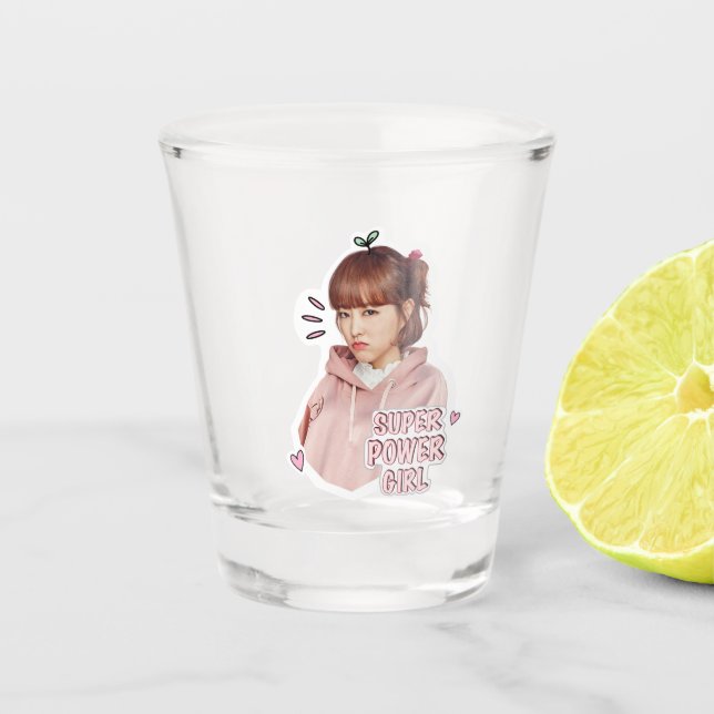 Starke Frau spielt bald Schnapsglas (Vorderseite)