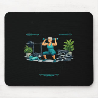 Starke Frauen über 70 Gewichtheben Fitnessstudio Mousepad