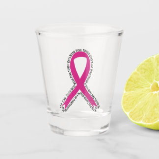 Starke Typ tragen rosa Brustkrebs-Bewusstsein Schnapsglas