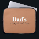 Stärke und Schläge des Vaters - Geschenk des Vater Laptopschutzhülle<br><div class="desc">Behalt Vater, der unterwegs mit dieser Personalisierten Elektronik-Tasche "Vaters Stärke und Schläge" organisiert wird - ein durchdachtes und praktisches Vatertagsgeschenk, das mehr als nur Kabel und Ladegeräte trägt. Mit seinem schlanken Design und einer herzlichen Botschaft eignet sich dieser Teekessel perfekt für die Speicherung von Elektronik, Accessoires oder Reiseartikeln. Passen Sie...</div>