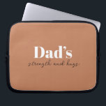 Stärke und Schläge des Vaters - Geschenk des Vater Laptopschutzhülle<br><div class="desc">Behalt Vater, der unterwegs mit dieser Personalisierten Elektronik-Tasche "Vaters Stärke und Schläge" organisiert wird - ein durchdachtes und praktisches Vatertagsgeschenk, das mehr als nur Kabel und Ladegeräte trägt. Mit seinem schlanken Design und einer herzlichen Botschaft eignet sich dieser Teekessel perfekt für die Speicherung von Elektronik, Accessoires oder Reiseartikeln. Passen Sie...</div>