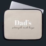 Stärke und Schläge des Vaters - Geschenk des Vater Laptopschutzhülle<br><div class="desc">Behalt Vater, der unterwegs mit dieser Personalisierten Elektronik-Tasche "Vaters Stärke und Schläge" organisiert wird - ein durchdachtes und praktisches Vatertagsgeschenk, das mehr als nur Kabel und Ladegeräte trägt. Mit seinem schlanken Design und einer herzlichen Botschaft eignet sich dieser Teekessel perfekt für die Speicherung von Elektronik, Accessoires oder Reiseartikeln. Passen Sie...</div>