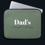 Stärke und Schläge des Vaters - Geschenk des Vater Laptopschutzhülle<br><div class="desc">Behalt Vater, der unterwegs mit dieser Personalisierten Elektronik-Tasche "Vaters Stärke und Schläge" organisiert wird - ein durchdachtes und praktisches Vatertagsgeschenk, das mehr als nur Kabel und Ladegeräte trägt. Mit seinem schlanken Design und einer herzlichen Botschaft eignet sich dieser Teekessel perfekt für die Speicherung von Elektronik, Accessoires oder Reiseartikeln. Passen Sie...</div>