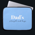 Stärke und Schläge des Vaters - Geschenk des Vater Laptopschutzhülle<br><div class="desc">Behalt Vater, der unterwegs mit dieser Personalisierten Elektronik-Tasche "Vaters Stärke und Schläge" organisiert wird - ein durchdachtes und praktisches Vatertagsgeschenk, das mehr als nur Kabel und Ladegeräte trägt. Mit seinem schlanken Design und einer herzlichen Botschaft eignet sich dieser Teekessel perfekt für die Speicherung von Elektronik, Accessoires oder Reiseartikeln. Passen Sie...</div>