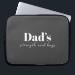Stärke und Schläge des Vaters - Geschenk des Vater Laptopschutzhülle<br><div class="desc">Behalt Vater, der unterwegs mit dieser Personalisierten Elektronik-Tasche "Vaters Stärke und Schläge" organisiert wird - ein durchdachtes und praktisches Vatertagsgeschenk, das mehr als nur Kabel und Ladegeräte trägt. Mit seinem schlanken Design und einer herzlichen Botschaft eignet sich dieser Teekessel perfekt für die Speicherung von Elektronik, Accessoires oder Reiseartikeln. Passen Sie...</div>