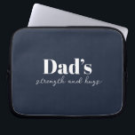 Stärke und Schläge des Vaters - Geschenk des Vater Laptopschutzhülle<br><div class="desc">Behalt Vater, der unterwegs mit dieser Personalisierten Elektronik-Tasche "Vaters Stärke und Schläge" organisiert wird - ein durchdachtes und praktisches Vatertagsgeschenk, das mehr als nur Kabel und Ladegeräte trägt. Mit seinem schlanken Design und einer herzlichen Botschaft eignet sich dieser Teekessel perfekt für die Speicherung von Elektronik, Accessoires oder Reiseartikeln. Passen Sie...</div>