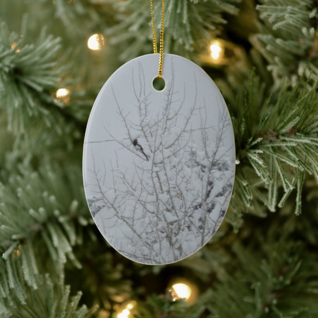 Starke Vögel knacken es aus Ornament (Baum)