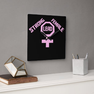 Starke weibliche Führungskraft Feministische Empow Quadratische Wanduhr