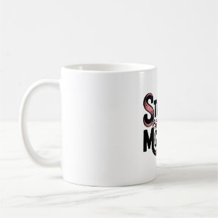 Starke wie eine Mutter, die ein Baby mit schwarzer Kaffeetasse