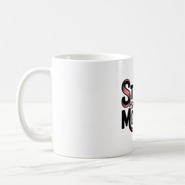 Starke wie eine Mutter, die ein Baby mit schwarzer Kaffeetasse (Links)