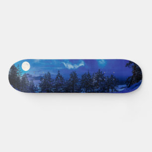 Starre Nacht mit Vollmond im Wald Skateboard