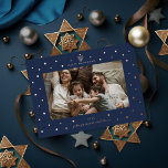 Starry Border Menorah Hanukkah Foto Folien Feiertagskarte<br><div class="desc">Kleine Menorah und Stern des david Rahmen mit bearbeitbarem Text in realer Folie. Fügen Sie auf der Rückseite eine oder mehrere Fotos hinzu. Wählen Sie aus Gold,  Silber oder Rose-Goldfolie.</div>