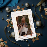 Starry Border Minimal Hanukkah Foto Folien Feiertagskarte<br><div class="desc">Traditioneller Stern von david Rahmen mit "glücklich hanukkah" und bearbeitbare Signatur und Jahr in realer Folie. Fügen Sie auf der Rückseite eine oder mehrere Fotos hinzu. Wählen Sie aus Gold,  Silber oder Rose-Goldfolie.</div>