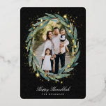 Starry Laurel | Hanukkah-Foto Folien Feiertagskarte<br><div class="desc">Senden Sie Hanukkah Grüße an Freunde und Familie in schicken Stil mit unseren eleganten Fotokarten. Ihr Lieblings-Vertikal- oder Portraitbild wird von einem ovalen Lorbeerkranz mit grünen Aquarellfarben-Eukalyptus-Blätter auf einem reichen schwarzen Hintergrund gerahmt,  der mit goldenen Folienstars betont wird. Personalisieren Sie mit Ihren individuellen Urlaubsgrüßen und Namen unten.</div>