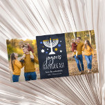 Starry Lights Hanukkah Foto Card Karte<br><div class="desc">Die niedliche Hanukkah-Fotokarte bietet zwei beliebte Fotos. "Joyous Hanukkah" erscheint in der Mitte in weißer Schrift auf einem marineblau-blauen Hintergrund mit einem beleuchteten Menorah und weißen,  blauen und goldenen Sternen. Personalisieren Sie Ihre Namen in weißer Schrift.</div>