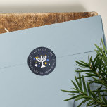 Starry Lights | Hanukkah-Rücksendeadresse Runder Aufkleber<br><div class="desc">Festliche 1, 5" Rücksendeadressen Aufkleber für Ihre Hanukah-Karten und saisonale Mailings enthalten Ihren Namen und Ihre Rücksendeadresse,  die eine mit Sternen akzentuierte helle Menorah-Abbildung umschließt.</div>