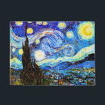 Starry Night (F612) Van Gogh Fine Art Fußmatte<br><div class="desc">Starry Night,  das berühmteste Gemälde des niederländischen Post-Impressionisten Meisters Vincent van Gogh. Ein einsamer Zypressenbaum,  ein schlafendes Dorf und ein Himmel,  der mit Sternen herumwirbelt.</div>