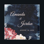 Starry Night Floral Wedding Magnet<br><div class="desc">Dieser Hochzeitsmagnet der Starry Night Floral inspiriere entweder ein Mitternachtssommerthema oder einen dunklen Winter Schnee, was ihn zu einem saisonal vielseitigen Design macht. Die marineblau, fast schwarz, Aquarellfarbe mit Himmelsstern oder Schneeflocken gefüllt Himmel, kombiniert mit dem Pop von minimalen rosa Blume und Kalligraphie wird sicher zu sprechen, um die Magie...</div>