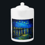 Starry Night Over the Rhone von Vincent Van Gogh<br><div class="desc">Starry Night Over the Rhone by Vincent Van Gogh. Das ist ein altes Meisterwerk des niederländischen Meistermalers Vincent Van Gogh. Dieses schöne Bild hat eine schöne, lebendige, gesättigte Farbe. Vincent Van Gogh war ein niederträchtiger Maler. Dieses Gemälde wurde an den Ufern von Rhone in Frankreich gemalt. Dieses Bild ist öffentlich...</div>