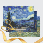 Starry Night Sky Vincent van Gogh Geschenkpapier Set<br><div class="desc">Lassen Sie sich von der zeitlosen Schönheit der Kunst verzaubern mit Vincent van Gogh (1853-1890), der Papierblätter umhüllt - eine Feier der Meisterwerke, die seit Generationen das Herz gefangen halten. Starry Night (1889) - mit einem Halbmond in einem wirbelnden Nachthimmel. Starry Night over the Rhone (1888) - ein Nachtleben mit...</div>
