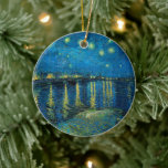 Starry Night über der Rhône | Vincent van Gogh Keramik Ornament<br><div class="desc">Die Starry Night Over the Rhône (1888) von Vincent van Gogh ist ein faszinierendes postimpressionistisches Gemälde, das einen ruhigen nächtlichen Ausblick auf die Rhône in Arles, Frankreich, bietet. Das Kunstwerk besticht durch einen tiefen, blauen Himmel, der mit glänzenden goldenen Sternen und ihren Reflexionen auf dem Wasser geschmückt ist. Im Vordergrund...</div>