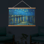Starry Night über der Rhône | Vincent Van Gogh Wandteppich Mit Holzrahmen<br><div class="desc">Starry Night Over the Rhône (1888) von dem niederländischen Künstler Vincent Van Gogh. Original Artwork ist ein Öl auf der Leinwand,  das einen kraftvollen postimpressionistischen Nachthimmel in launischen Blau- und Gelbtönen darstellt. Verwenden Sie die Entwurfstools,  um einen benutzerdefinierten Text hinzuzufügen oder das Bild zu personalisieren.</div>