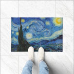 Starry Night | Vincent van Gogh Fußmatte<br><div class="desc">Starry Night (1889) von dem niederländischen Künstler Vincent Van Gogh. Original Artwork ist ein Öl auf der Leinwand, das einen kraftvollen postimpressionistischen Nachthimmel in launischen Blau- und Gelbtönen darstellt. Verwenden Sie die Entwurfstools, um einen benutzerdefinierten Text hinzuzufügen oder das Bild zu personalisieren.</div>