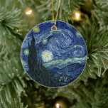 Starry Night Vincent van Gogh Vintage Malerei Art Keramikornament<br><div class="desc">Vincent van Gogh (Niederländisch, 1853 - 1890) Starry Night, 1889, Oil on Leinwand Ungerahmt: 73 × 92 cm (28, 7 × 36, 2 in) Dieses Bild zeigt den Blick von der Ostseite des Van Gogh-Asylzimmers in Saint-Rémy-de-Provence ce, er fügte ein idealisiertes Dorf hinzu. Seit 1941 ist es in der ständigen...</div>