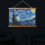 Starry Night | Vincent van Gogh Wandteppich Mit Holzrahmen<br><div class="desc">Starry Night (1889) von dem niederländischen Künstler Vincent Van Gogh. Original Artwork ist ein Öl auf der Leinwand,  das einen kraftvollen postimpressionistischen Nachthimmel in launischen Blau- und Gelbtönen darstellt. Verwenden Sie die Entwurfstools,  um einen benutzerdefinierten Text hinzuzufügen oder das Bild zu personalisieren.</div>