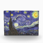 Starry Night von Vincent van Gogh Acryl Auszeichnung<br><div class="desc">Starry Night by Vincent van Gogh ist ein Vintages, kunstvolles Post-Impressionismus Landschaft Stadtbild mit Blick auf Saint Remy, Frankreich aus van Gogh Asyl. Der Nachthimmel wirbelt mit Wolken und leuchtendem Halbmond und strahlenden Sternen über dem malerischen Dorf. Starry Night ist wahrscheinlich van Goghs berühmteste Gemälde und wurde während des Tages...</div>