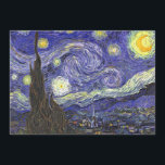 Starry Night von Vincent van Gogh Ankündigung<br><div class="desc">Starry Night by Vincent van Gogh ist ein Vintages, kunstvolles Post-Impressionismus Landschaft Stadtbild mit Blick auf Saint Remy, Frankreich aus van Gogh Asyl. Der Nachthimmel wirbelt mit Wolken und leuchtendem Halbmond und strahlenden Sternen über dem malerischen Dorf. Starry Night ist wahrscheinlich van Goghs berühmteste Gemälde und wurde während des Tages...</div>