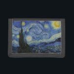 Starry Night von Vincent Van Gogh Trifold Geldbörse<br><div class="desc">Die Starry Night von Vincent Van Gogh, Öl auf der Leinwand 1889, ist ein Landschaftsbild, das von einem großen Wirbel glänzender Sterne über einer Landschaft von entlegener Stadt und sanften Hügeln zeichnet. Im Vordergrund steht ein Zypressenbaum aus Single wie eine dunkelgrüne Flamme. Van Gogh malte sein sternenförmiges Meisterwerk nicht aus...</div>