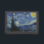 Starry Night von Vincent Van Gogh Trifold Geldbörse<br><div class="desc">Die Starry Night von Vincent Van Gogh, Öl auf der Leinwand 1889, ist ein Landschaftsbild, das von einem großen Wirbel glänzender Sterne über einer Landschaft von entlegener Stadt und sanften Hügeln zeichnet. Im Vordergrund steht ein Zypressenbaum aus Single wie eine dunkelgrüne Flamme. Van Gogh malte sein sternenförmiges Meisterwerk nicht aus...</div>