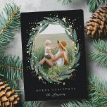 Starry Winter Laurel | FOTO Folien Feiertagskarte<br><div class="desc">Mit unseren eleganten Fotokarten können Sie Ihren Urlaub an Freunde und Verwandte im schicken Stil verbringen: Ihr Lieblingsbild in vertikaler oder portraitorientierter Form wird von einem ovalen Lorbeerkranz mit grünen Aquarellfarben-Eukalyptus-Blätter und goldenen Filmstars auf dunklem Hintergrund gerahmt. Passen Sie Ihren individuellen Urlaubssalon und Namen in weißlicher Schrift an.</div>