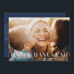 Starry Wish | Elegantes Hanukkah-Foto Feiertagskarte<br><div class="desc">Lassen Sie sich von diesen schlichten und eleganten Karten verzaubern,  die Ihre Lieblingslandschaft oder Ihr horizontal orientiertes Foto in voller Blende zeigen. "Happy Hanukkah" erscheint als weißes Textüberlagern in modernen serifenlosen Schriftzeichen,  die mit sternenförmigen Galaxienlinien geschmückt sind. Personalisieren Sie das Jahr und Ihren Familiennamen am unteren Ende.</div>