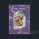 Stars Celestial Magical Frohe Weihnachts-Foto Feiertagskarte<br><div class="desc">Verbringen Sie den Feiertagssjubiläum mit einer wirklich bezaubernden Weihnachtskarte! Dieses lila und goldene Design fasziniert den zauberhaften Nachthimmel, der mit Sternen übersät ist, die eine wunderbare Bühne für das Foto Ihrer Familie Set. Jedes Element strahlt die Wärme und das Wunder der Saison aus, als würde es seine eigene fröhliche Geschichte...</div>