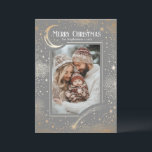 Stars Celestial Magical Frohe Weihnachts-Foto Feiertagskarte<br><div class="desc">Fügen Sie Ihren frohen Weihnachtsgrüßen eine himmlische Drehung hinzu! Diese atemberaubende Urlaubskarte besticht durch ein magisch sterndes Nachtdesign in sanften Grautönen und Goldtönen. Das Foto Ihrer Familie ist der Star der Show. Goldener Mond, Sternschnuppen und funkelnde Sternbilder verleihen dem Bild eine Touch des Staunens, ohne es zu übertreiben. Egal ob...</div>