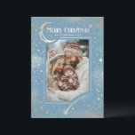 Stars Celestial Magical Frohe Weihnachts-Foto Feiertagskarte<br><div class="desc">Frohe Weihnachtskarte mit einer einzigartigen Himmelsausstellung Drehung! Feiern Sie in dieser Urlaubssaison mit einer eleganten himmlischen Karte mit atemberaubendem Sternendesign und dem gepflegten Foto Ihrer Familie. Die sanften, hellen Blau- und goldenen Farbtöne schaffen eine magische Atmosphäre, die die Freude und das Wunder von Weihnachten perfekt einfängt. Das Design selbst erzählt...</div>