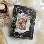 Stars Celestial Magical Frohe Weihnachts-Foto Feiertagskarte<br><div class="desc">Frohe Weihnachtskarte mit einzigartigem Himmelsdesign. Feiern Sie diese Weihnachten mit einer eleganten Himmelskarte mit einem sternenförmigen Nachtdesign und dem Foto Ihrer Familie. Die lebendige, tiefe Grafik schafft eine magische Atmosphäre, die die Freude und das Wunder der Urlaubssaison erweckt. Es ist, als ob das Design selbst eine Geschichte erzählt - eine...</div>