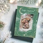 Stars Celestial Magical Frohe Weihnachts-Foto Feiertagskarte<br><div class="desc">Verteilen Sie den Feiertagssjubiläum mit einer Karte, die wirklich bezaubernd ist! Dieses stilvolle Design präsentiert einen bezaubernden grünen und goldenen Nachthimmel, bestreut mit Sternen, die einen zauberhaften Rahmen für das Foto Ihrer Familie schaffen. Die Bilder zerbrechen mit der Wärme und dem Wunder der Saison, als ob jedes Element seine eigene...</div>