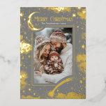 Stars Celestial Magical Frohe Weihnachts-Foto Folien Feiertagskarte<br><div class="desc">Versenden Sie Ihre Urlaubsszenarien mit Flair mit dieser einzigartigen Frohen Weihnachtskarte, die ein beeindruckendes echtes goldenes Himmelsdesign bietet, das wirklich glänzt. Feiern Sie den Zauber der Saison mit einem atemberaubenden Sternenabendthema, das perfekt das Foto Ihrer Familie umrahmt. Das traumhafte himmlische Kunstwerk erinnert an das Wunder und den Zauber der Ferien,...</div>