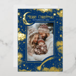 Stars Celestial Magical Frohe Weihnachts-Foto Folien Feiertagskarte<br><div class="desc">Versenden Sie Ihre Urlaubssegmente stilvoll mit dieser einzigartigen marineblauen Weihnachtskarte, die mit einem strahlenden echten goldenen, himmlischen Design aufwartet. Feiern Sie die Saison mit einem atemberaubenden Sternenabendthema, das perfekt das Foto Ihrer Familie ergänzt und Ihre Urlaubsbotschaft um eine Touch Magie ergänzt. Die reichhaltige, lebendige Grafik ruft das Wunder und die...</div>