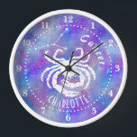 Stars der Krebskonstellation Name Geburtstagsgesch Uhr<br><div class="desc">Diese lustige Wanduhr ist das ideale Geschenk für jeden, der unter dem Tierkreiszeichen Krebs geboren ist. Es umfasst eine Vintage Krabbe, die Konstellation und den Platz für den Namen des Geburtstags, alles in Weiß auf einem lila-rosa Sternenhimmel. Benutzen Sie einfach die Vorlage, um Ihren personalisierten Namen hinzuzufügen. DESIGN TIPP: Sie...</div>
