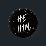 Stars He/Him Pronouns Button<br><div class="desc">Er/Er spricht in einer Galaxie von Sternen aus. Helfen Sie den Leuten beim ersten Mal Ihre Aussprache richtig zu machen!</div>